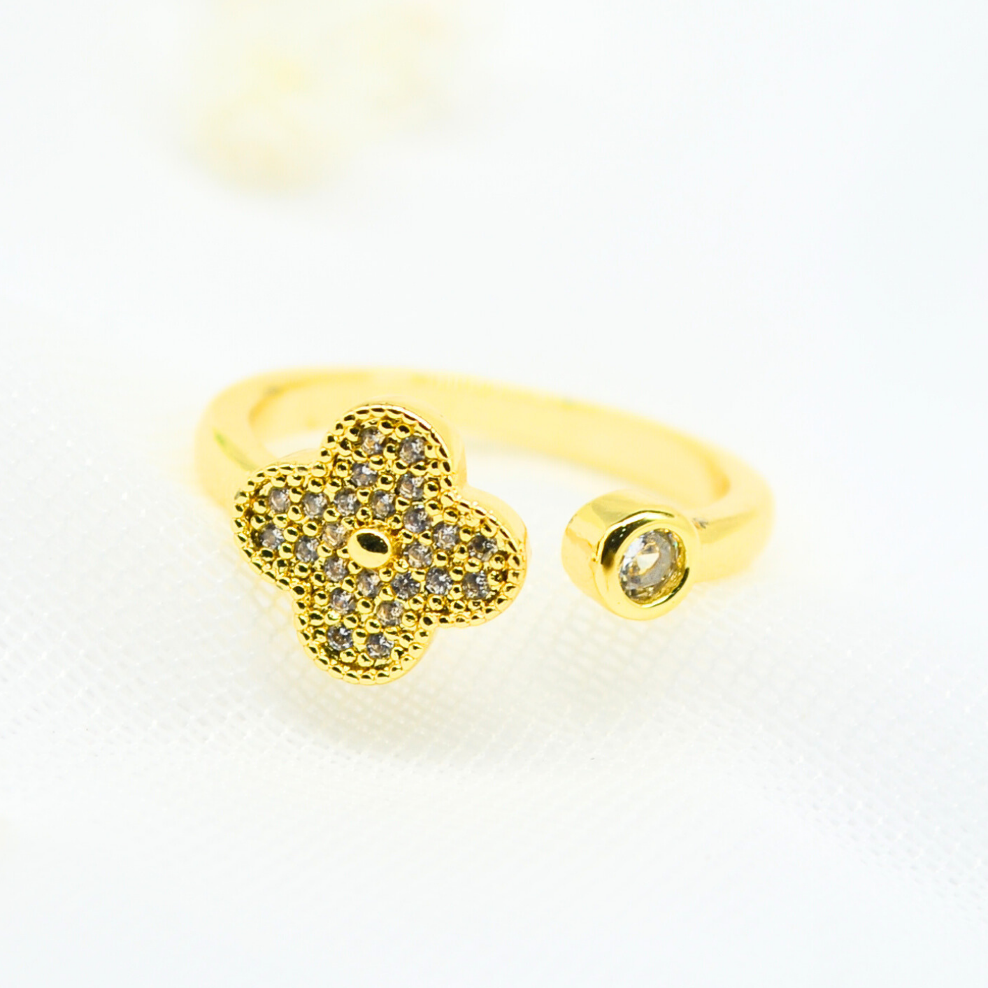 anillo trébol de suerte