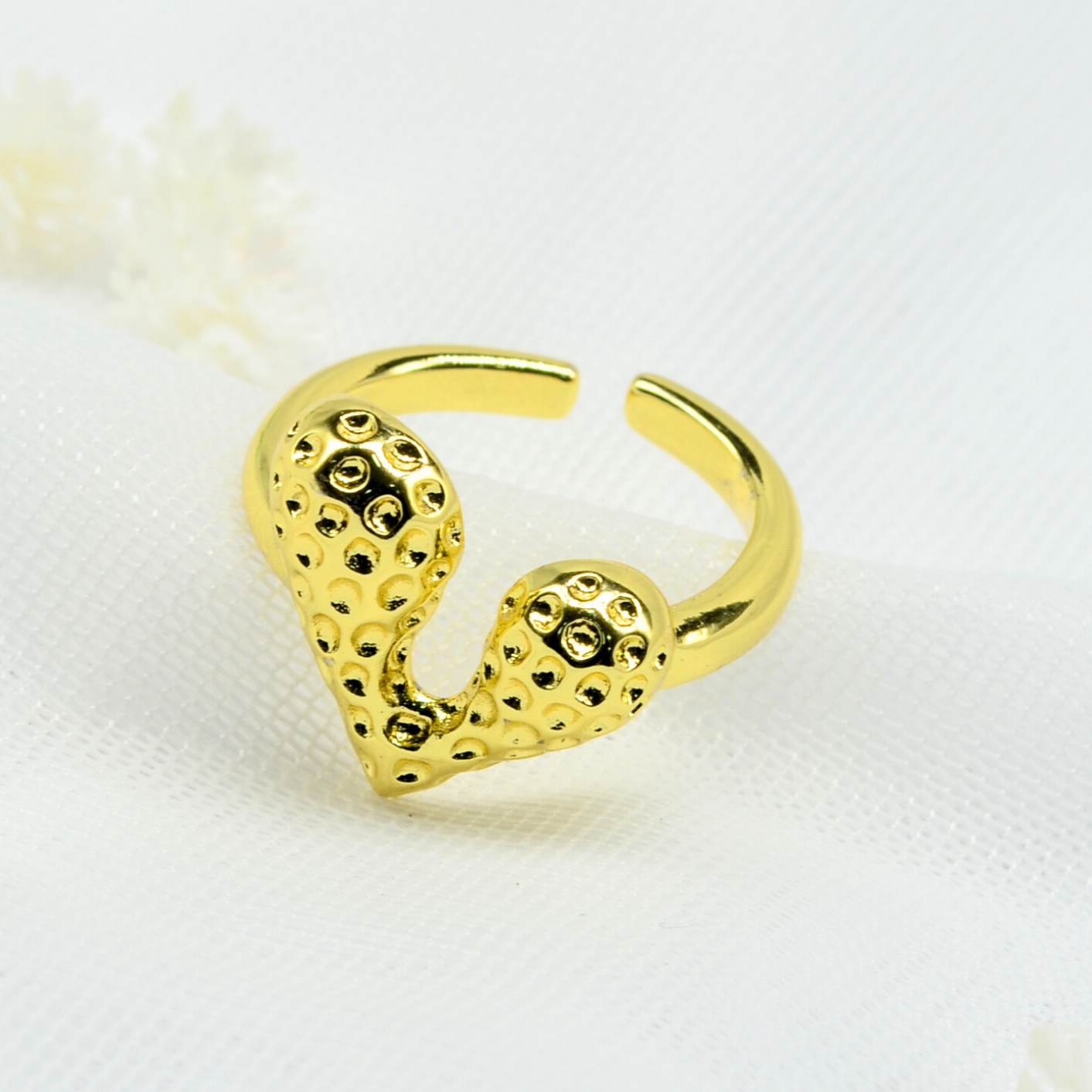 anillo corazón relieve