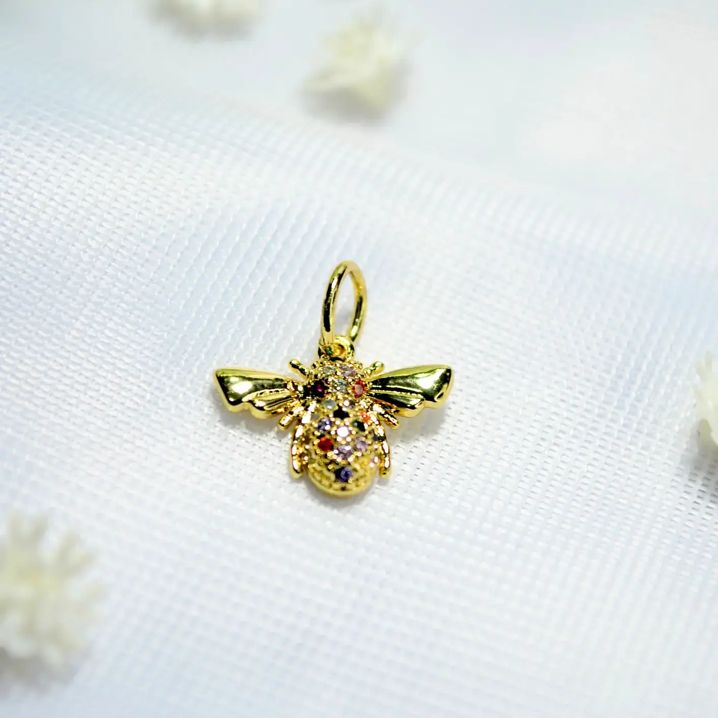 dije para cadena abeja con circones multicolor.