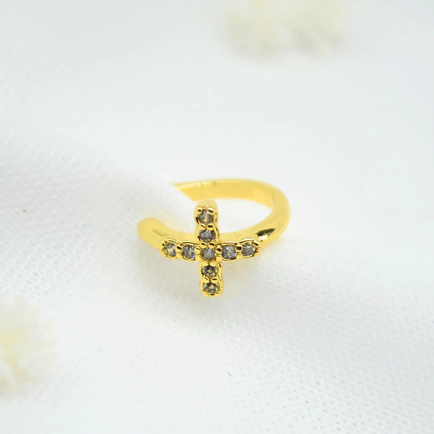 earcuff de cruz con micro circones.