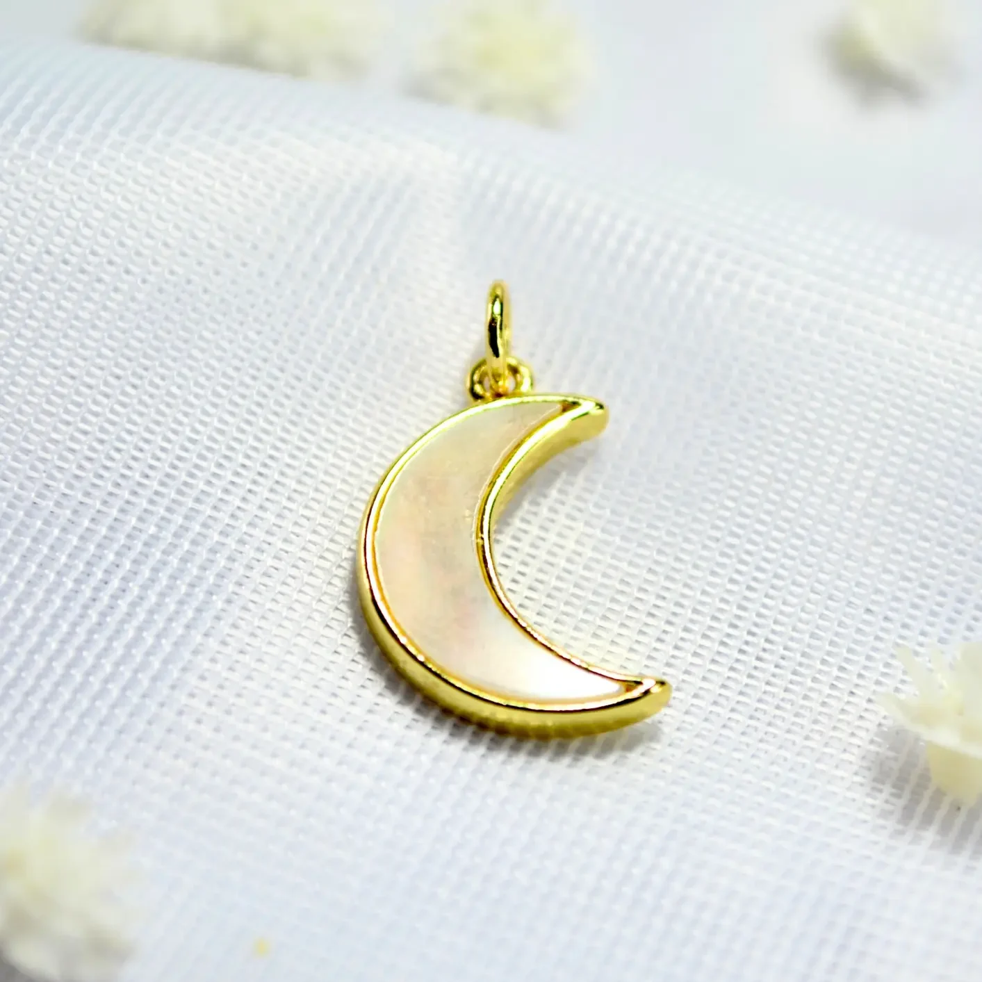 dije para cadena luna nácar.