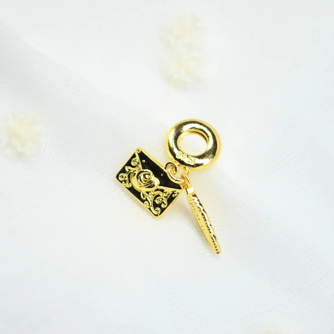 dije charm carta y pluma de amor.