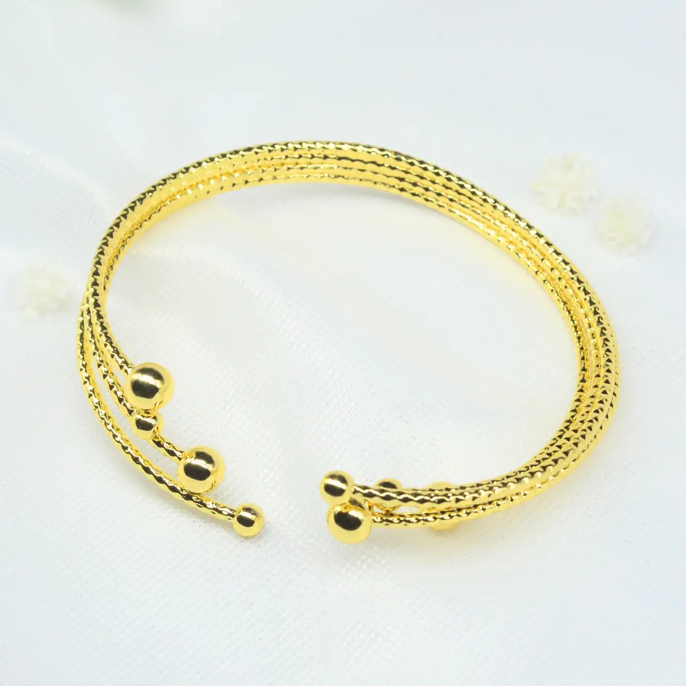 pulsera tres hilos con balines terminales