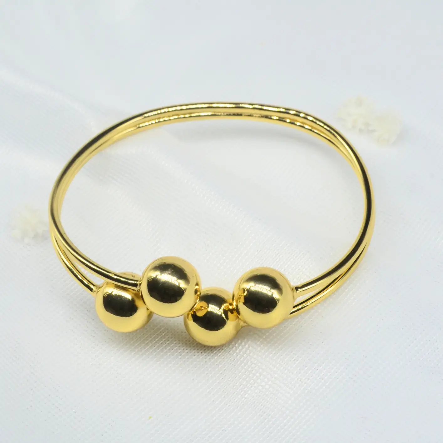 pulsera doble hilo con balines grandes.