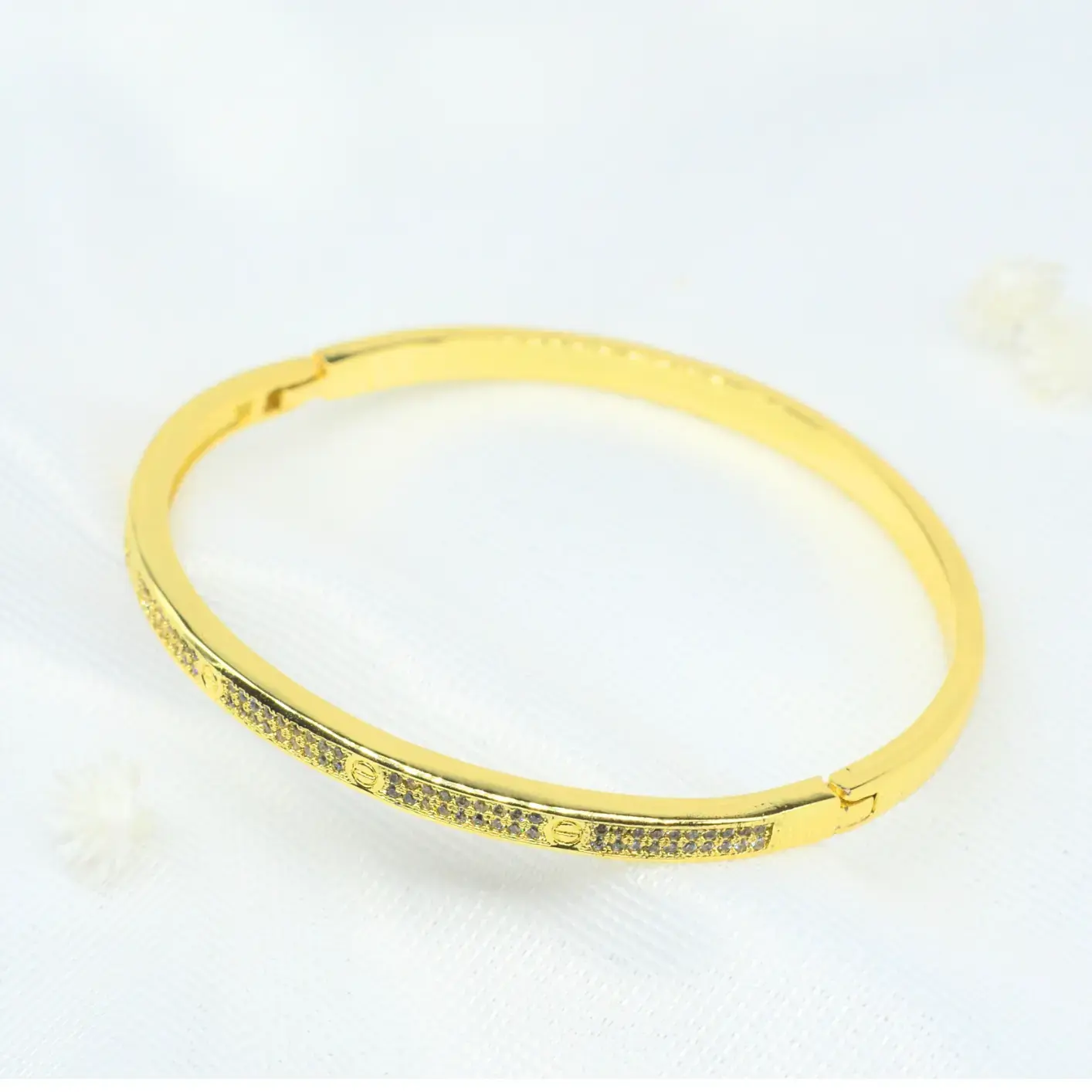 pulsera esclava con incrustaciones de circones