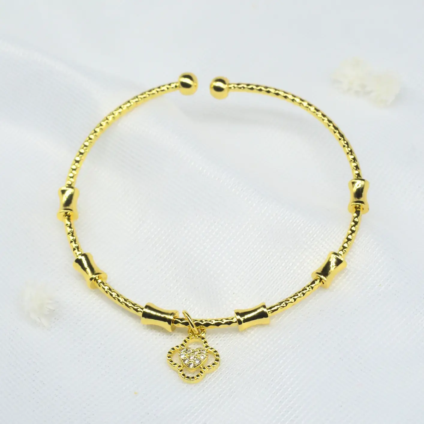 pulsera rígida con trébol