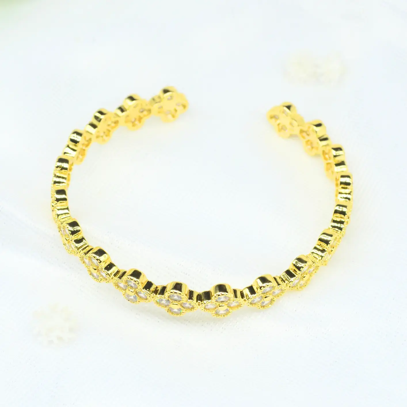 pulsera tipo brazalete de flores