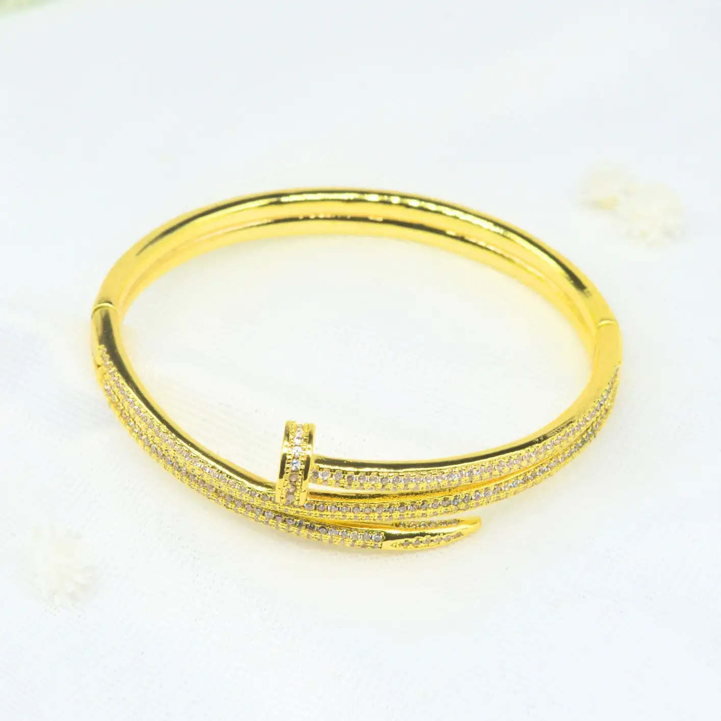pulsera tipo brazalete estilo clavo