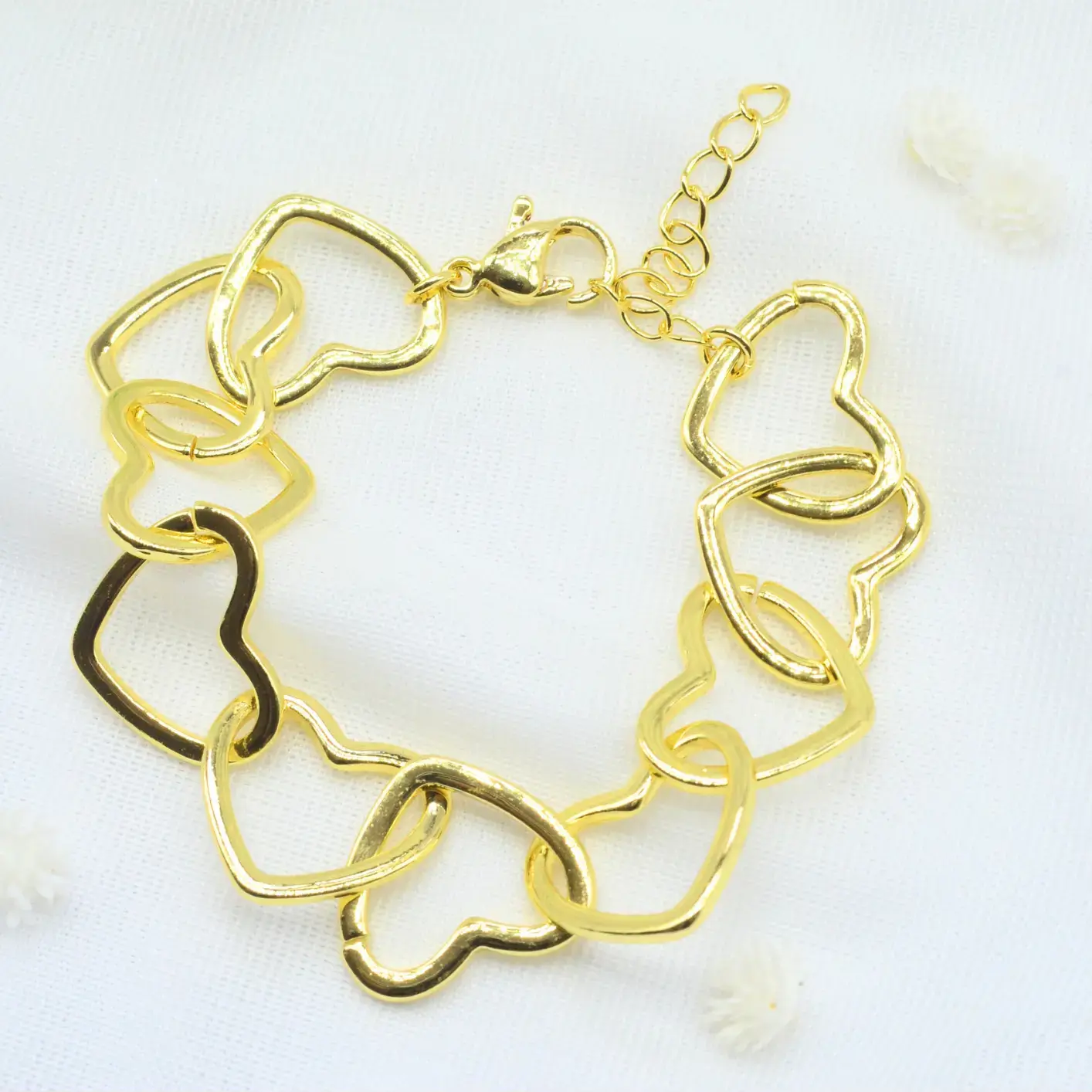 pulsera de eslabones grandes en forma de corazón.