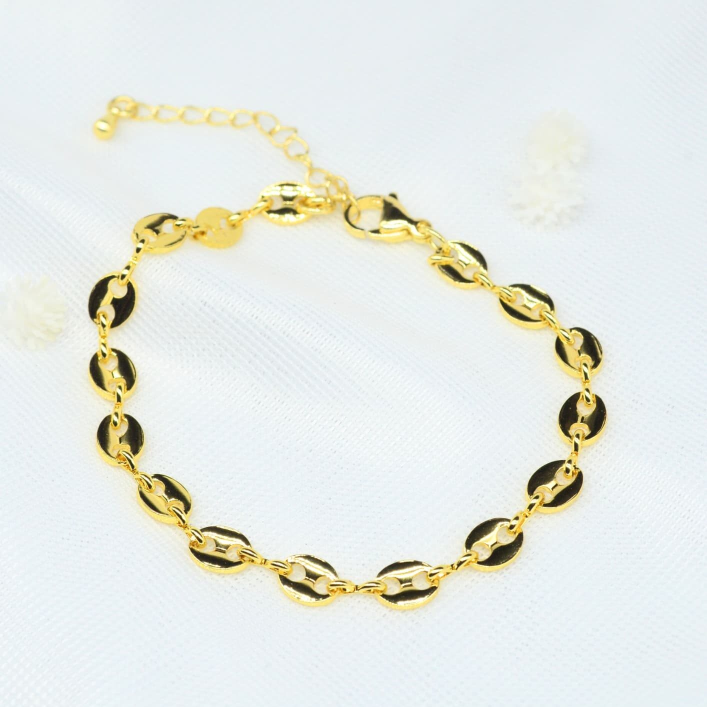 pulsera con eslabones ovalados calados.