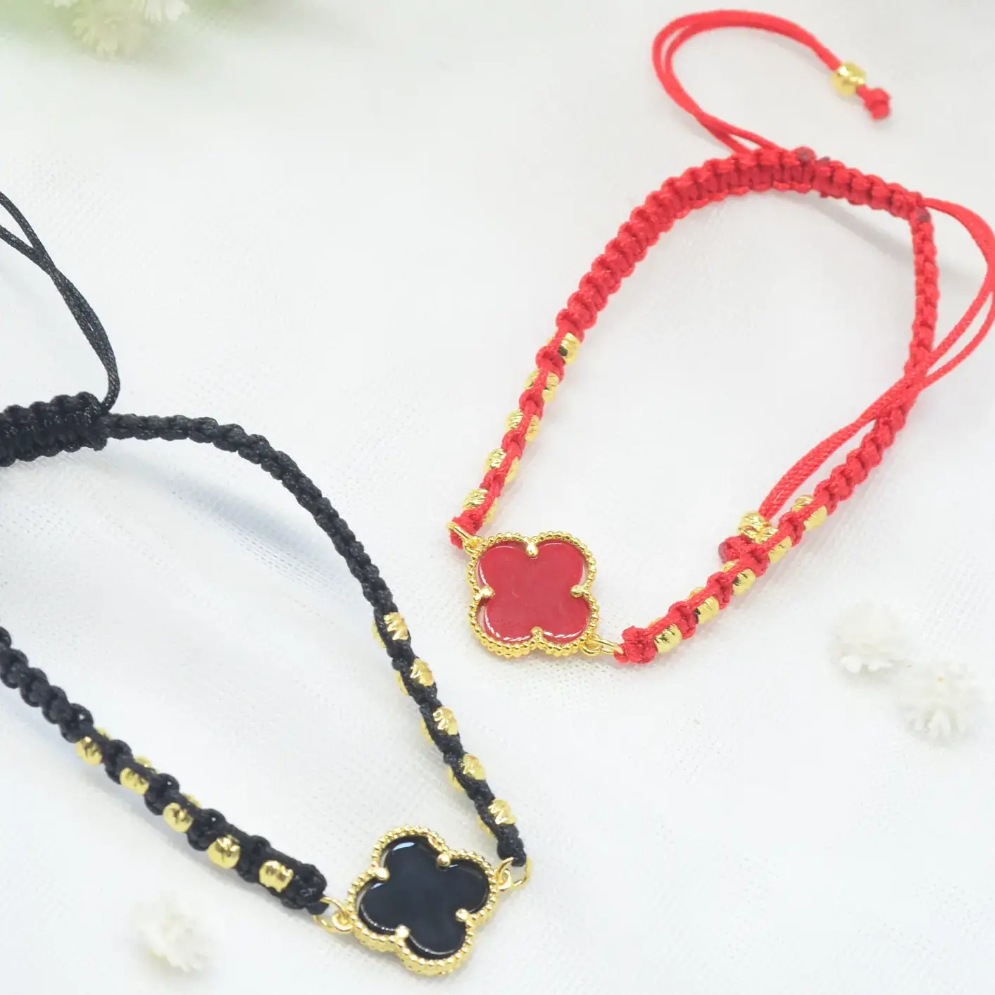 pulsera de hilo tejido con trébol