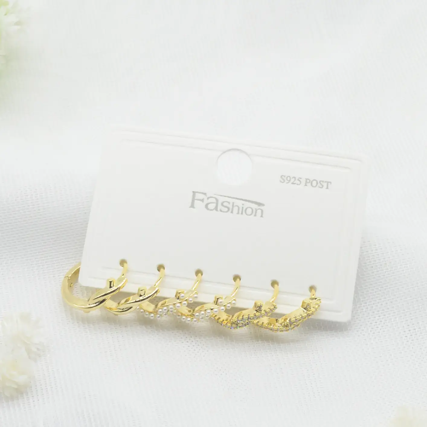 set de candongas con perlas y circones.