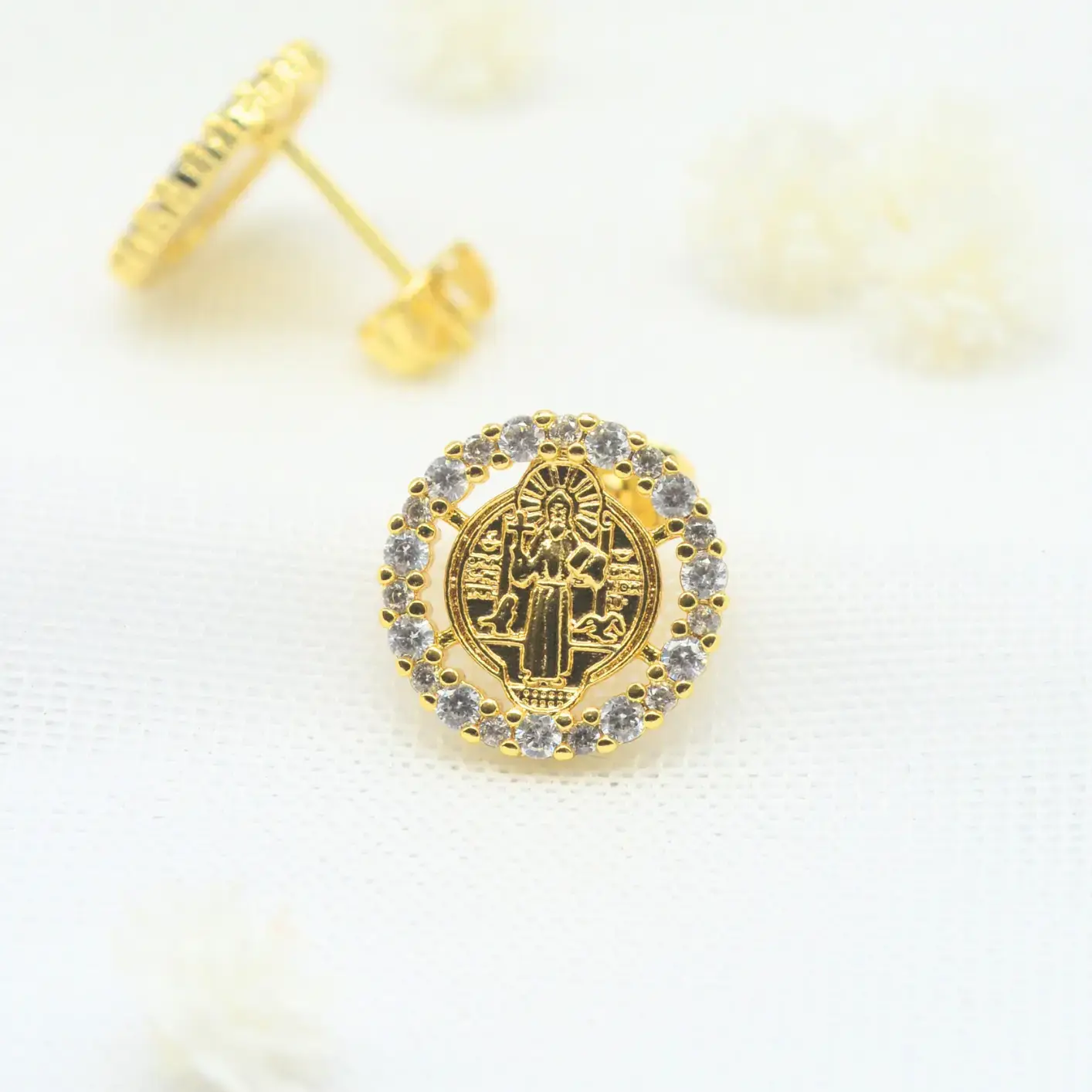 topos de medalla de san benito con halo de circones.