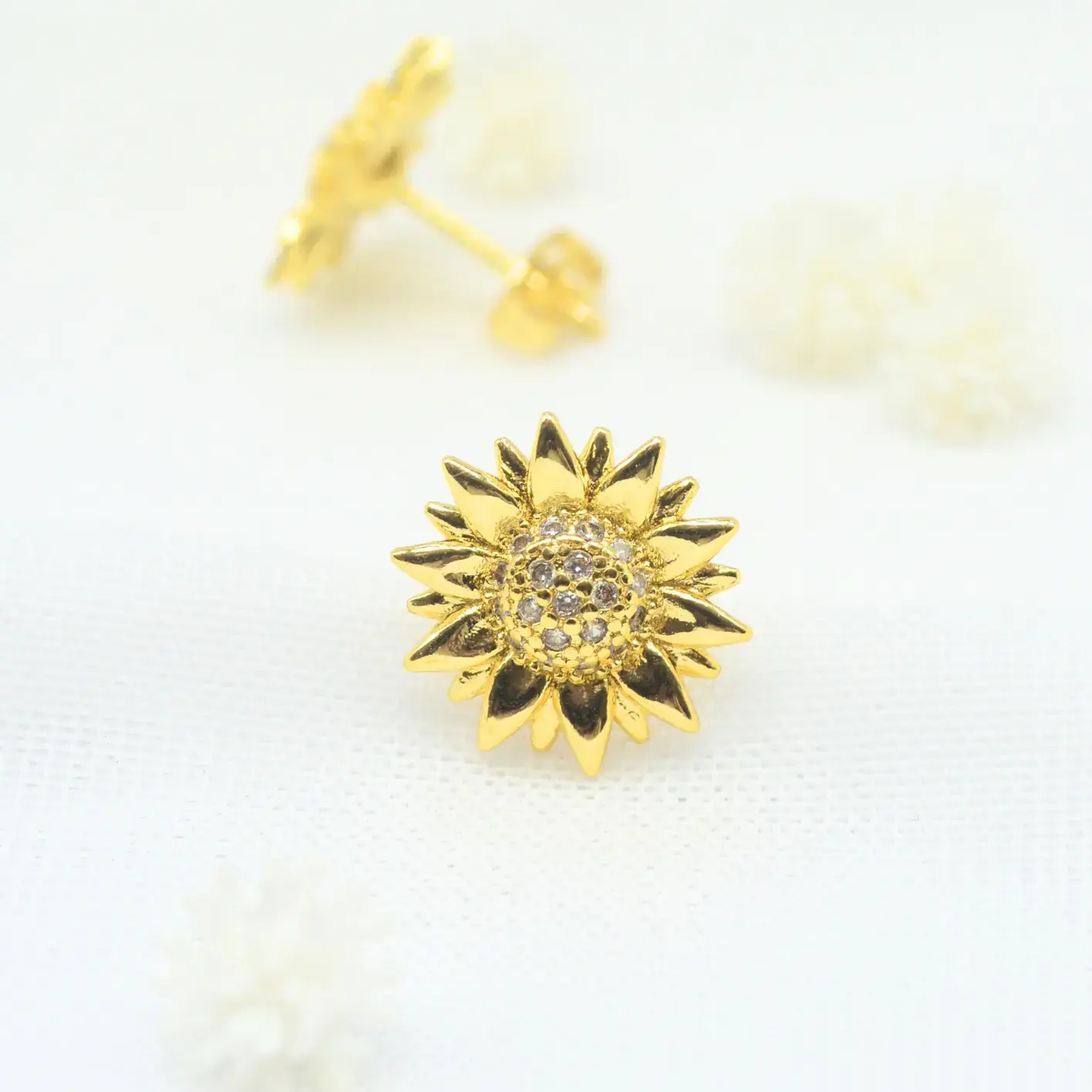 topos de girasol con centro de circones.