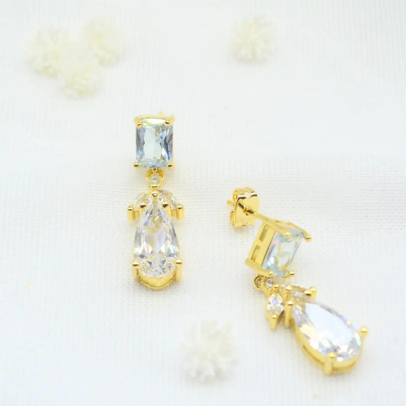 topos colgantes rectangulares con gota de circones.