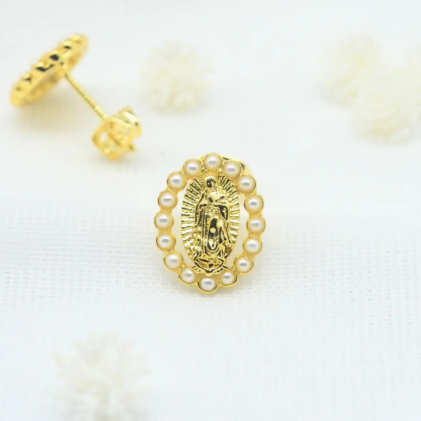topos de medalla de la virgen de guadalupe con microperlas.
