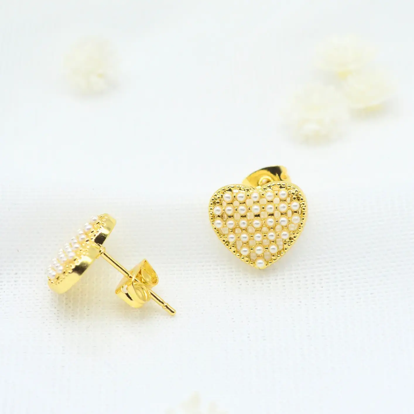 topos de corazón con bordado de microperlas.